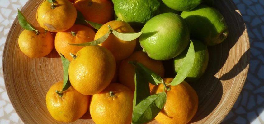 Sitroner og lime på et trefat